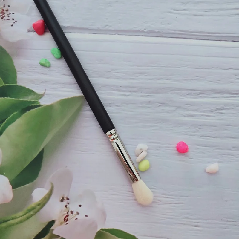 

1Pcs High Quality Copper Tube Eye Shadow Brush Art Setting Pen Song Dance Uki Professional Makeup Brush
