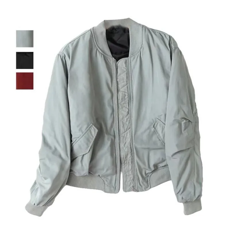 Женская куртка-бомбер с воротником-стойкой на молнии карманами