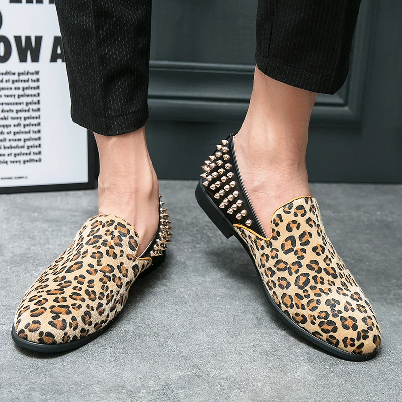 

Мужские туфли с леопардовым принтом, искусственная замша, Прошитые черные, с заклепками, на низком каблуке, повседневные Мокасины на одной н...