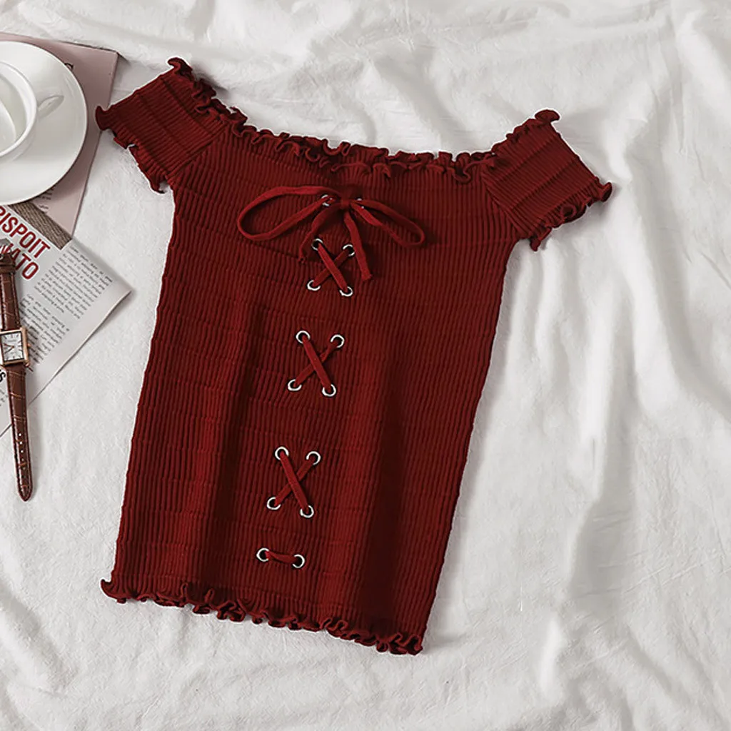 Женский трикотажный топ с коротким рукавом открытыми плечами и вырезом лодочкой