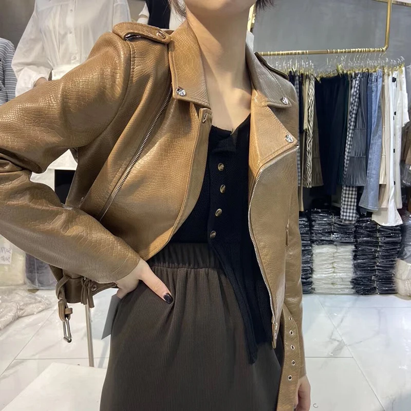 Куртка женская демисезонная из искусственной кожи с поясом в стиле панк - купить