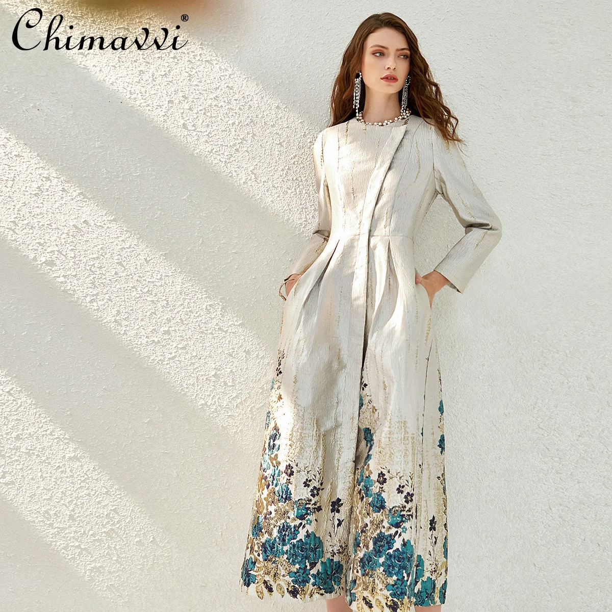 

2021 Autumn High Street Elegant New Fashion O-neck Long Sleeves Embroidery Gold Jacquard Coat Women's Slimming A-line Trench