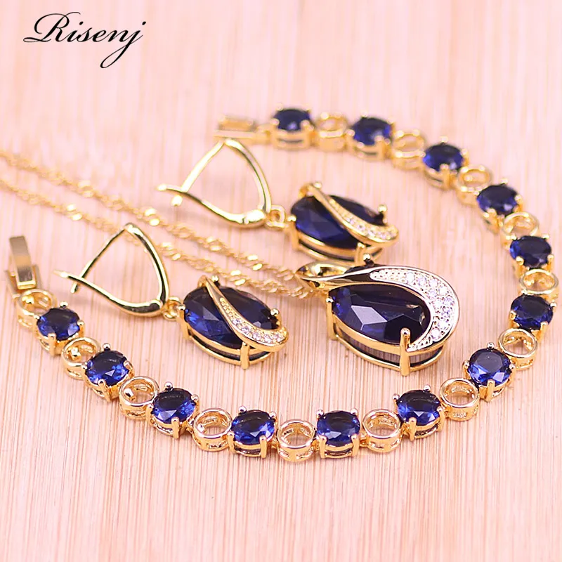 Женский ювелирный комплект из колье серёг и браслета