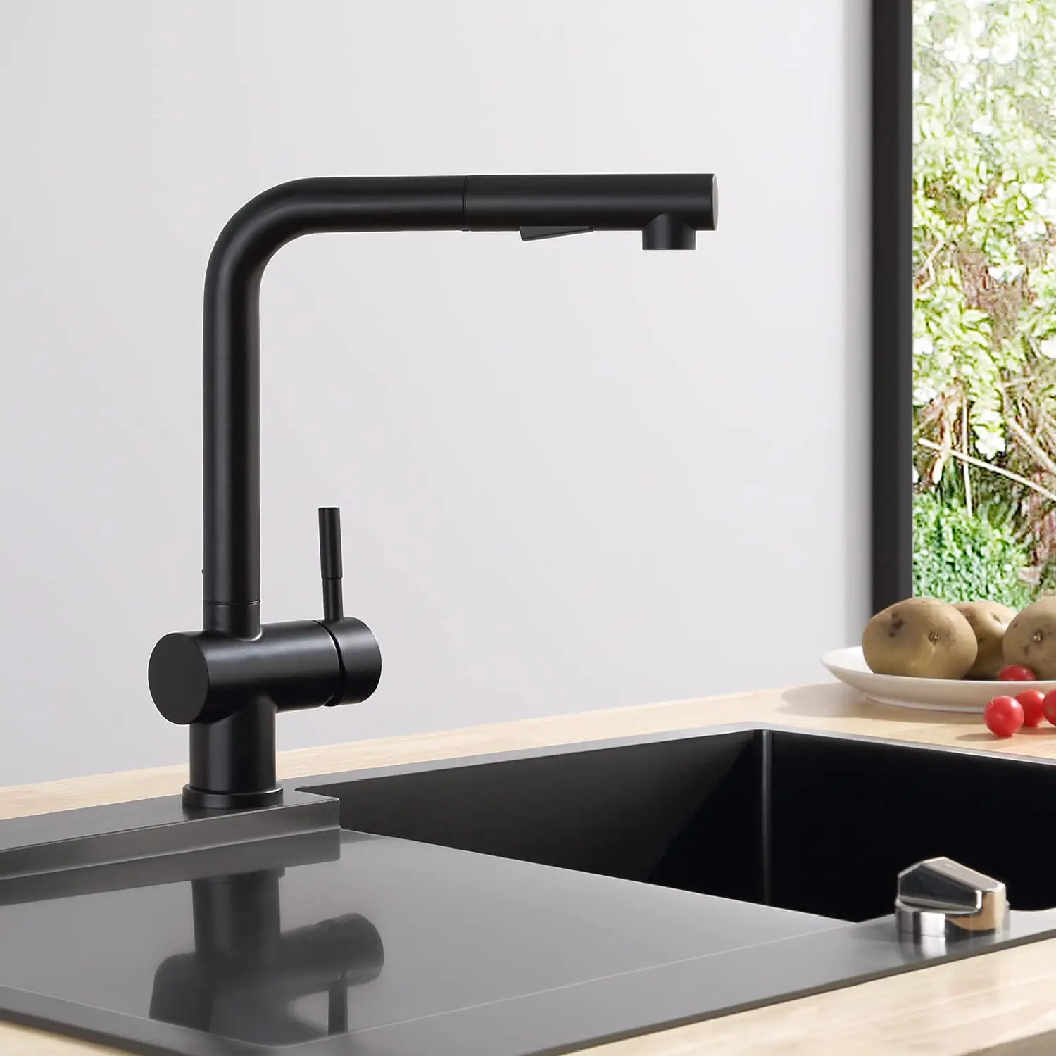 

Kitchen faucet high pressure pull-out, with shower two types of water jets, single lever sink faucet can be swiveled 360 ° Black