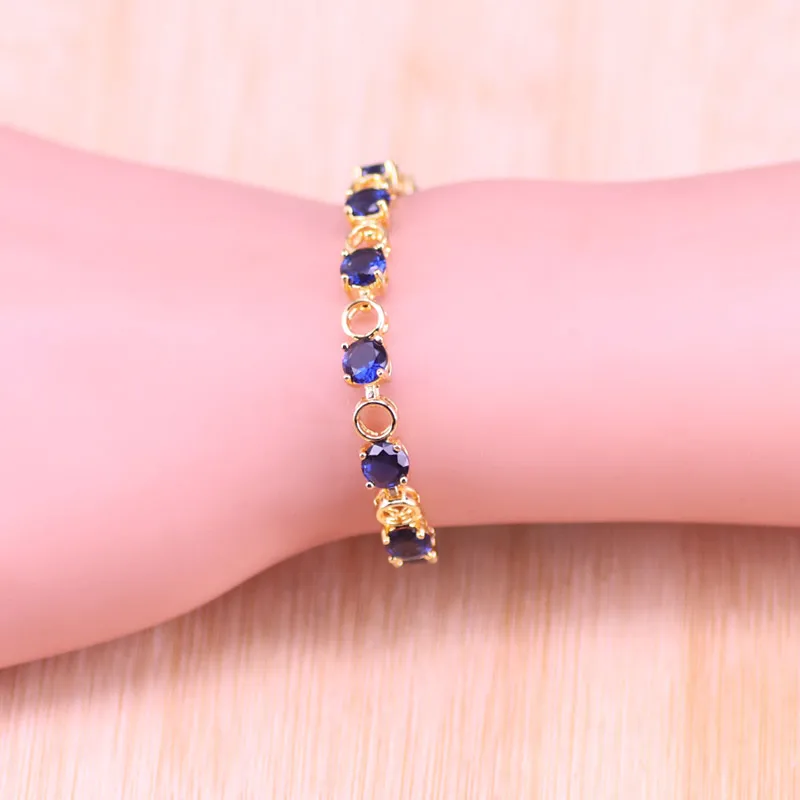 Женский ювелирный комплект из колье серёг и браслета