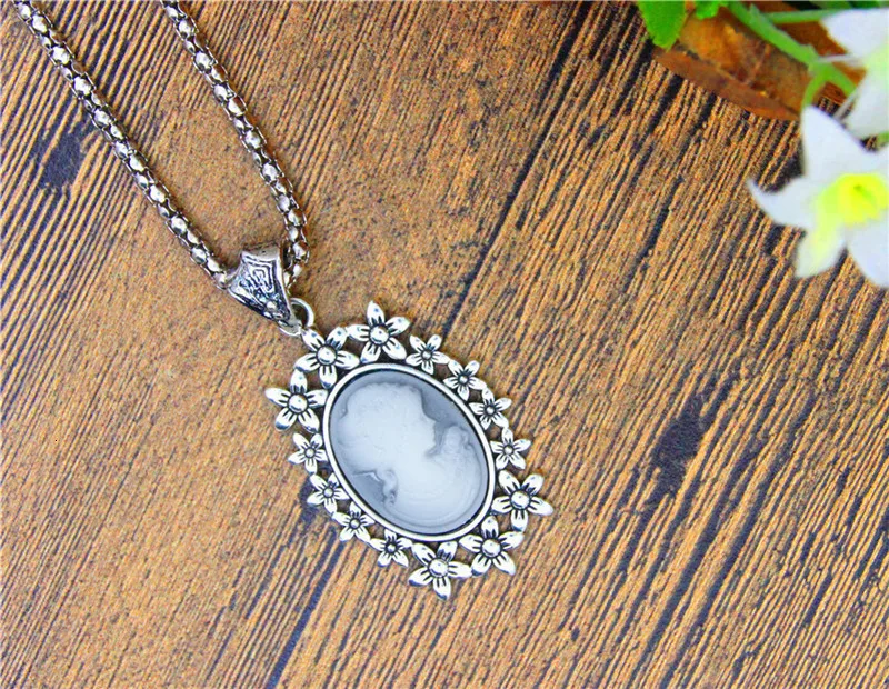 Lady Queen Cameo Pendant Necklace Vintage Hollow Flower Necklace For Women Antique Silver Plated Fashion Jewelry
