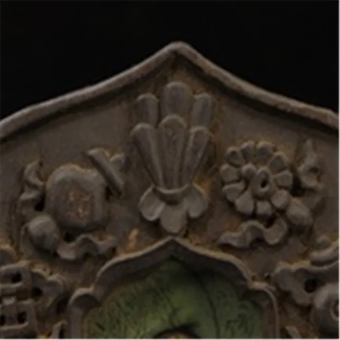 Тибетские монахи в Китае принимают старый чистый ручной резьба по дереву для