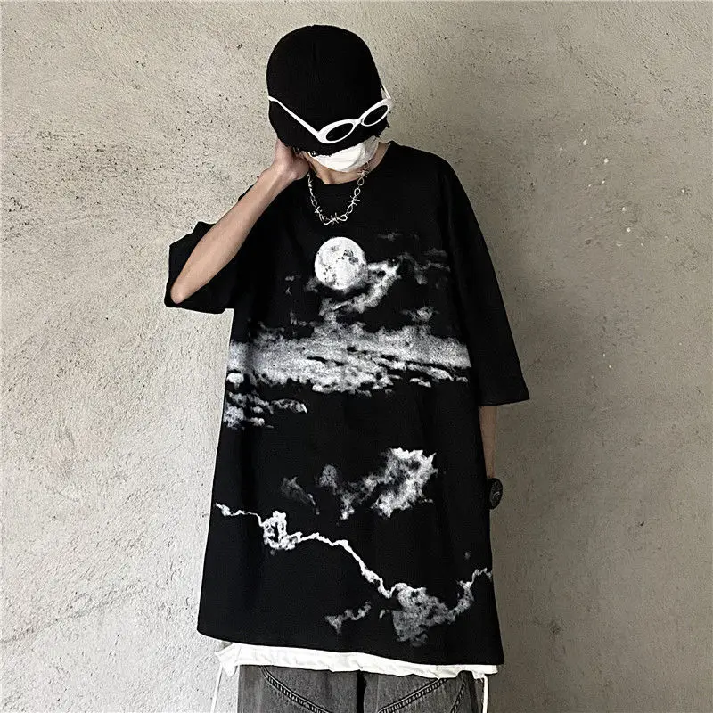 

Dark clouds and moon printed T-shirt male.Large size loose bottoming shirt.