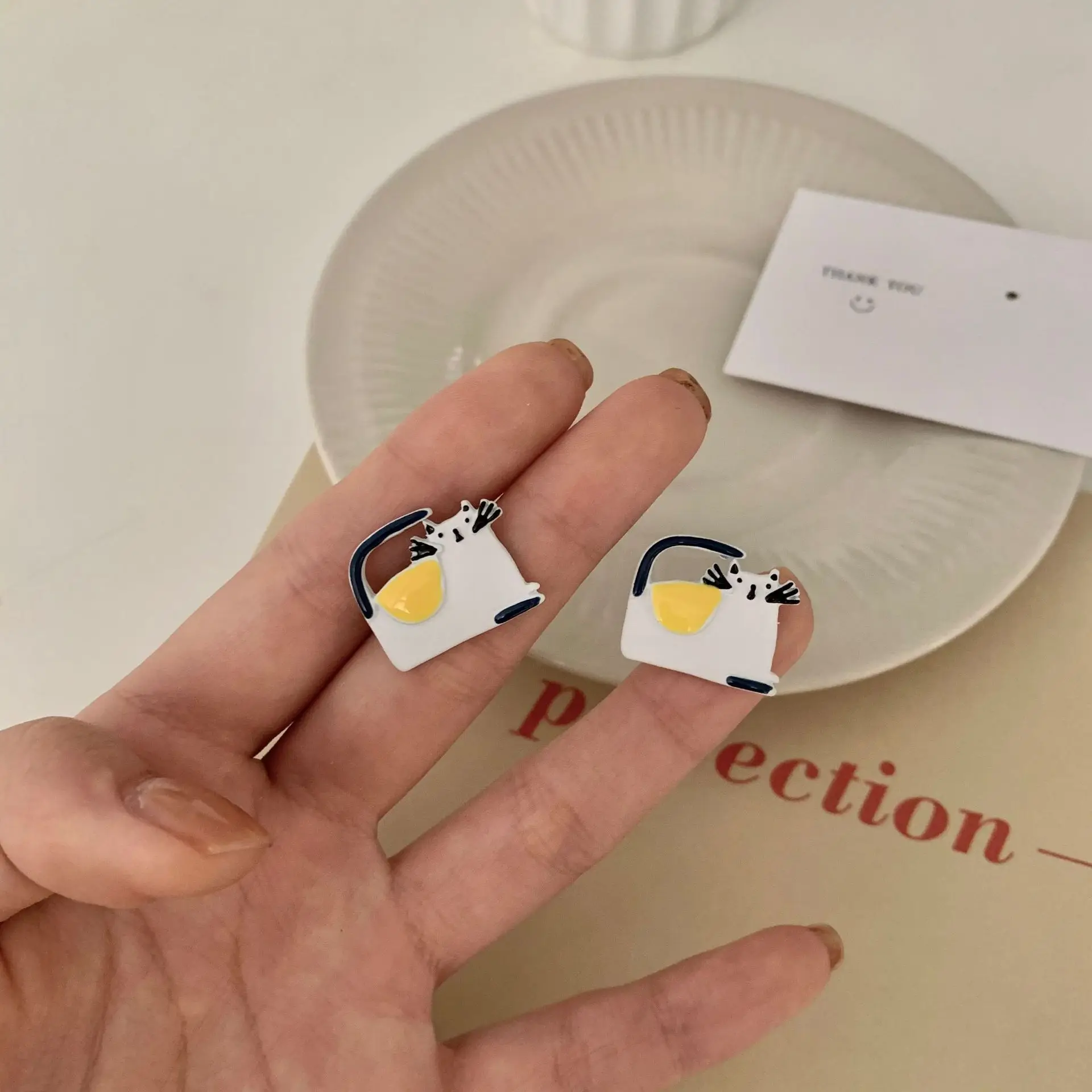 

S925 Silver Needle Childlike Cartoon Paint Cat Stud Earrings Japanese Cute Lazy Style Clip On Earring for Women Girl Jewelry