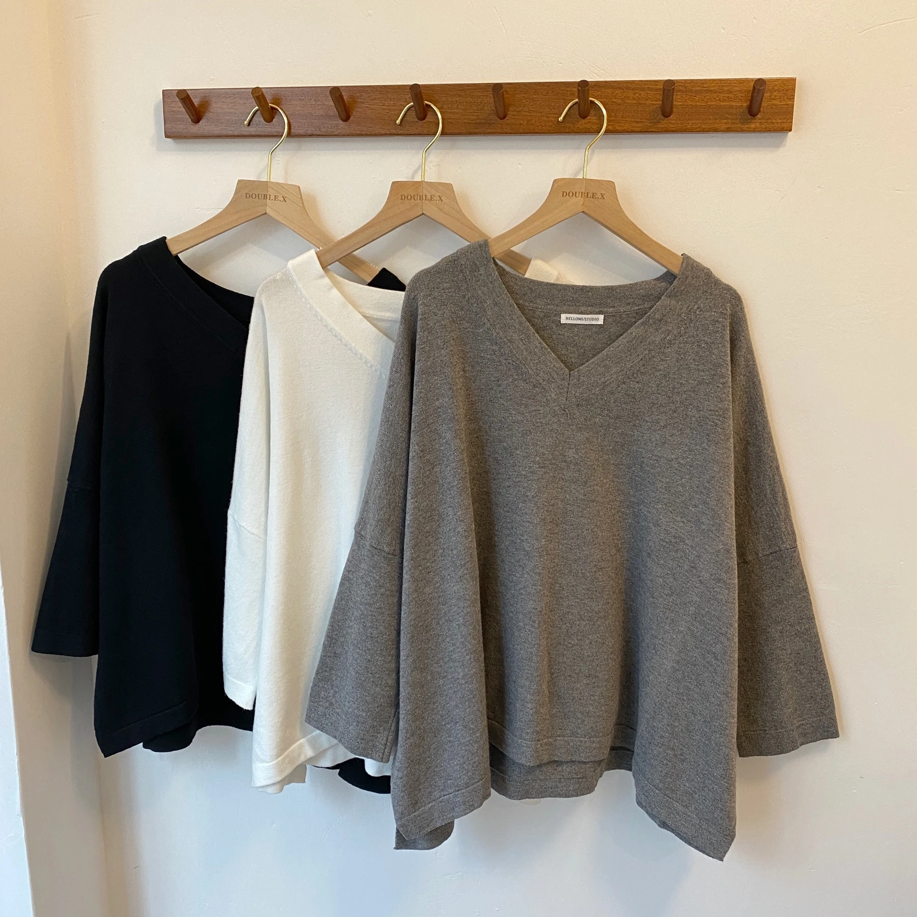 

New 2020 Women Autumn Loose Bat Sleeved T-Shirts Solid Bottoming Long Sleeve Casual Korean Minimalist Style V Neck Tops Tees
