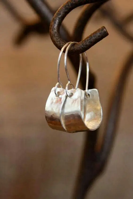 

Женские серьги с вышитыми камнями