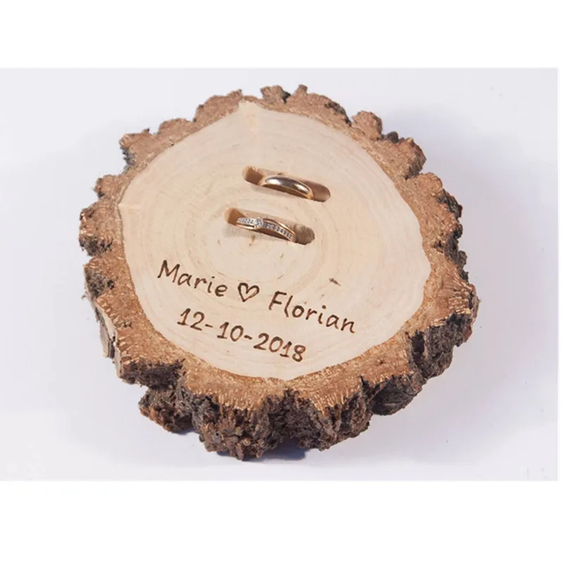 Выгравированные обручальные кольца на подушке альтернативный пользовательский