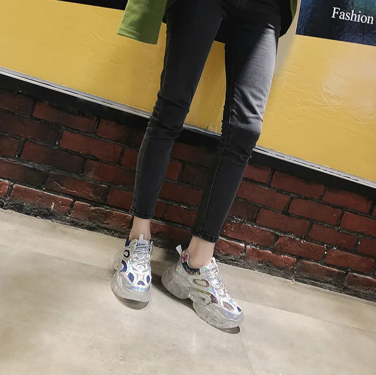 Блестящие повседневные женские кроссовки коллекция 2019 года на платформе модные