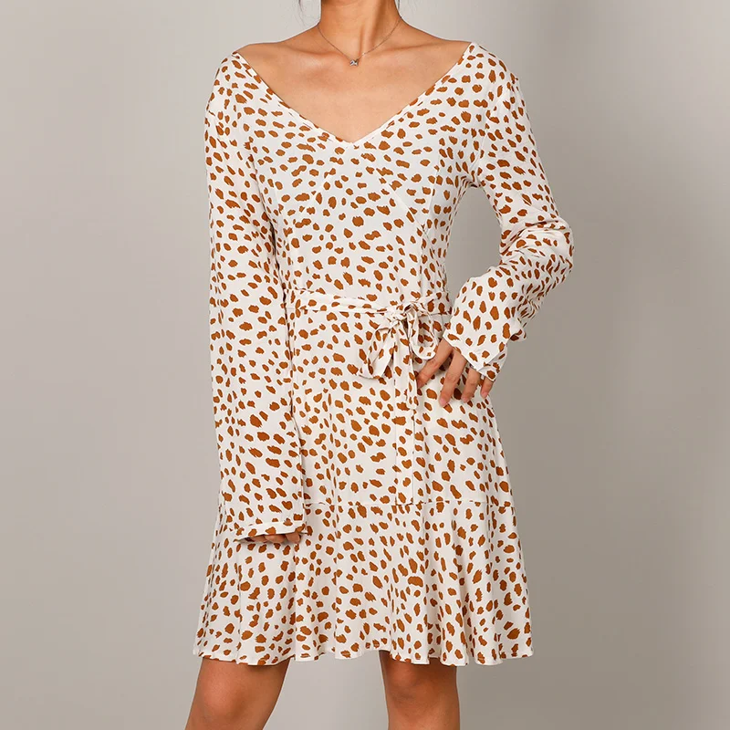 Осеннее женское мини платье с v образным вырезом на шнуровке запахом длинным