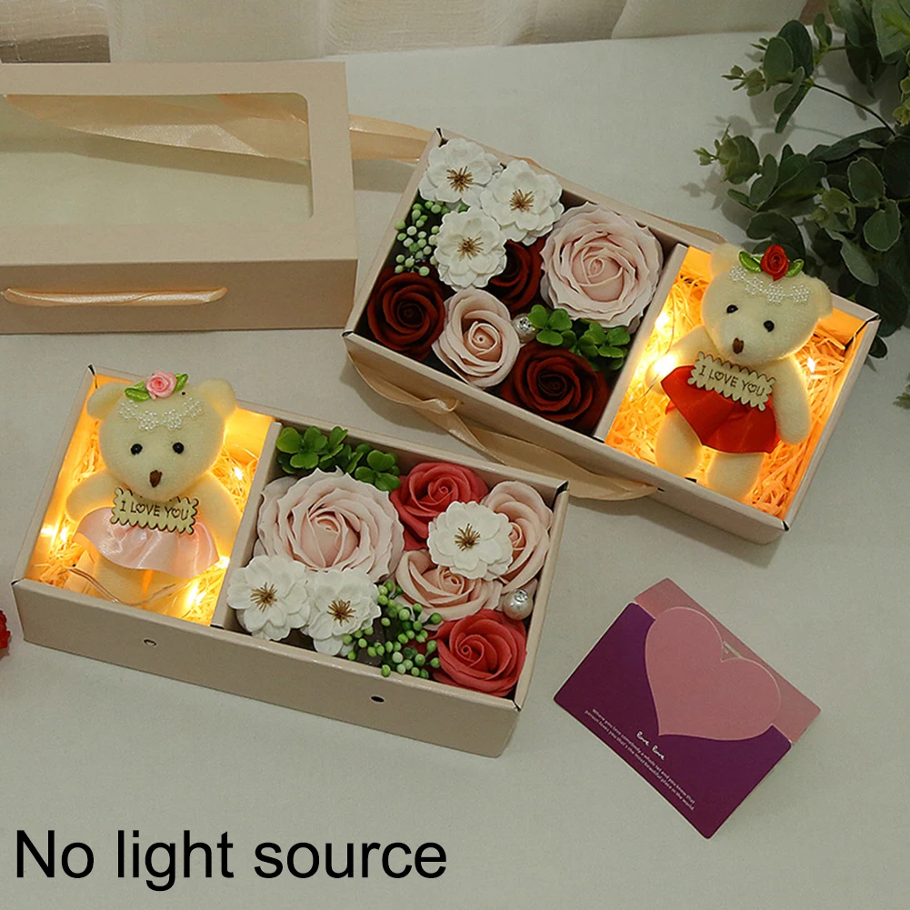 Подарочная коробка с розовым мылом и изображением маленького медведя не