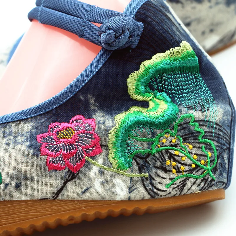 Женские повседневные туфли на платформе с круглым носком и цветочной вышивкой