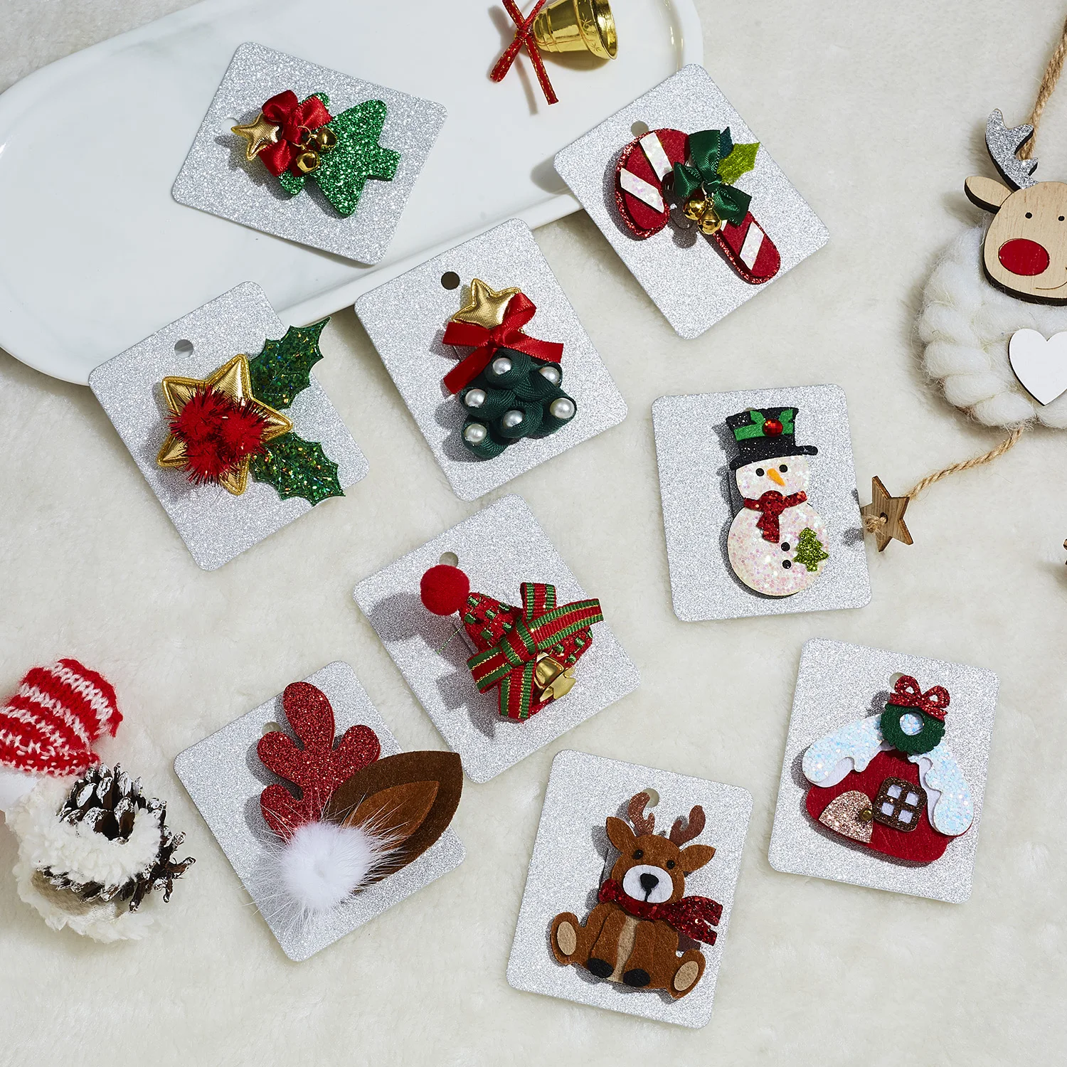 

New Creative Cute Xmas Elk Snowman Felt Cloth Pin Badge Santa Claus Christmas Tree Hat Crutch Brooch Women Kids New Year Gifts