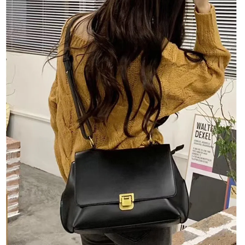 

2021 New Fashion High Capacity Niche Design One Shoulder Portable Large Bag Women's Simple All-match Pu Pack E092