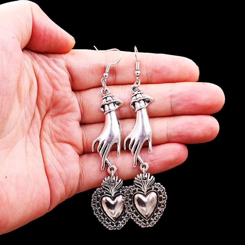 

Touch Your Heart Creative Vintage Victorian Era Hand-Shaped Sacred Heart Ear Hook Earrings DIY Jewelry Crafts Gift For Woman M3