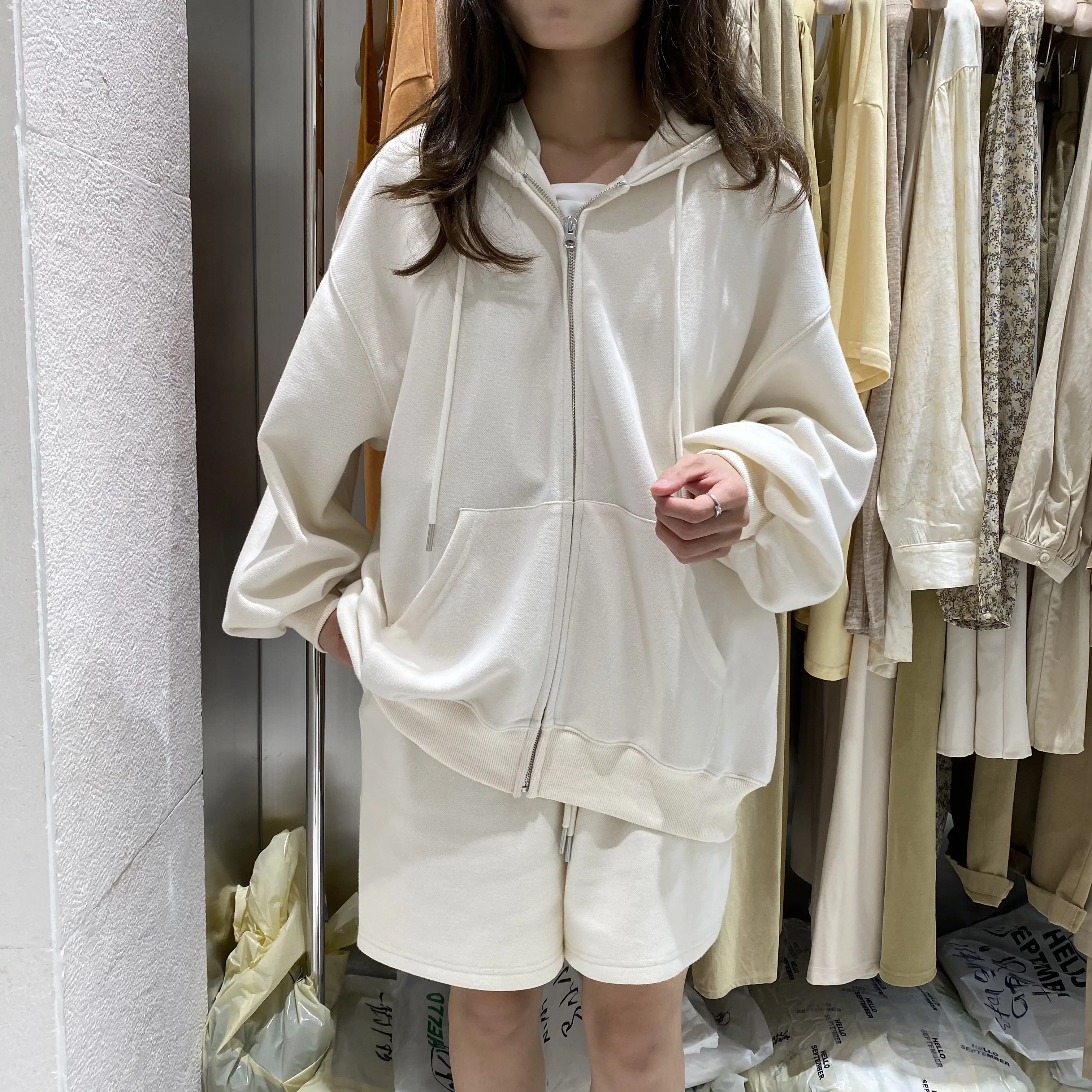 

Женский свитер на молнии с длинным рукавом и капюшоном, повседневный костюм с высокой талией и шортами на весну