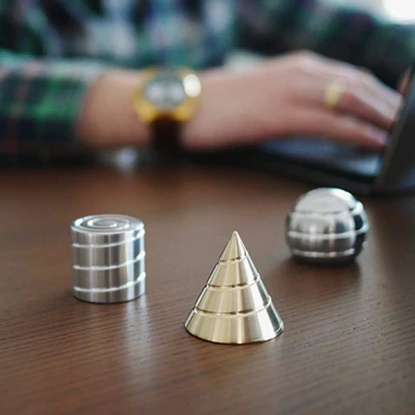 

Triangular Desktop Hypnosis Transfer Desktop Decompression Gyro Stress Relief Toy Anti-Stress Pocket Desk Rotating Toys Gifts