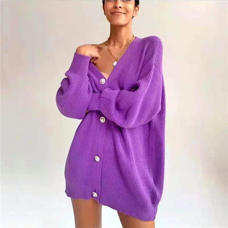 

Женский трикотажный кардиган оверсайз с V-образным вырезом и пуговицами