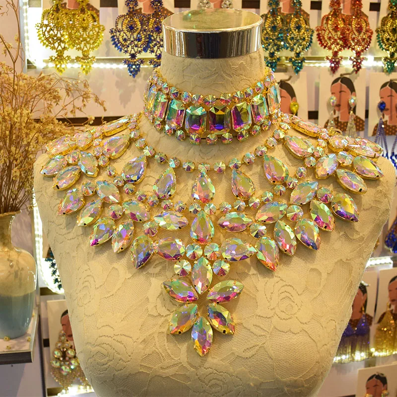 Комплект из колье и серёг с кристаллами