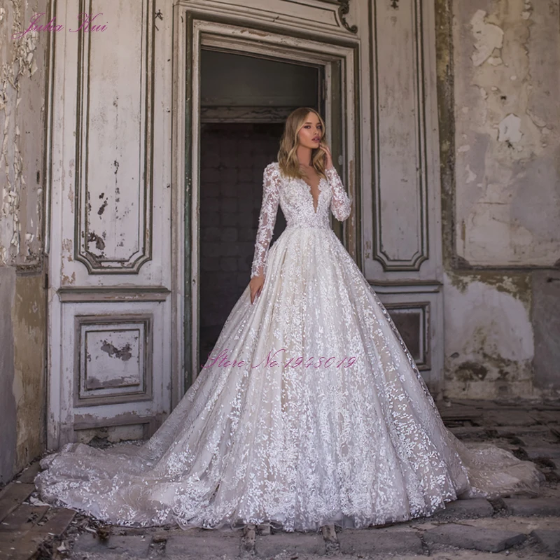 Свадебное платье-трапеция с вышивкой и жемчугом длинным рукавом