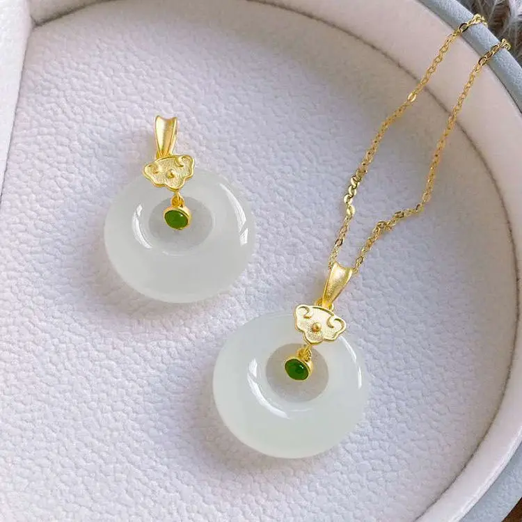 

Natural Hetian Jade S925 Sterling Silver Gilding Princess Buckle Shaped Hollow Peace Buckle Women's Exquisite Refined Grace Neck