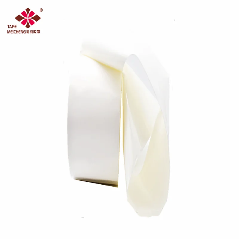 Двусторонняя белая легко тянущаяся лента используется для фиксации батареи