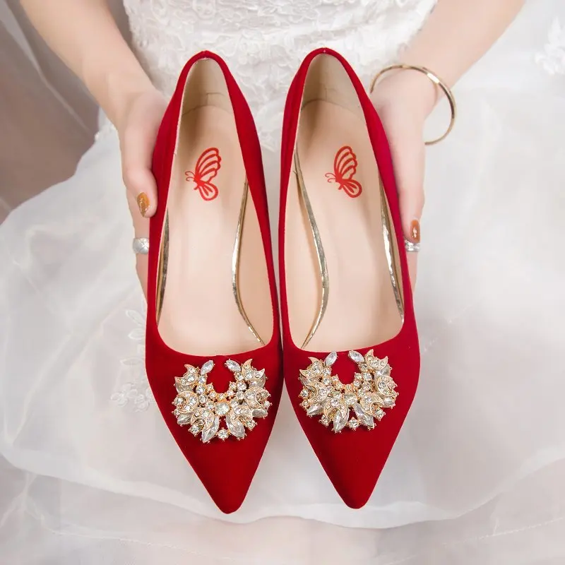 

Повседневная женская обувь, украшенная жемчугом, с острым носком, новая свадебная, с бусинами, из однотонной резины, без шнуровки, на среднем...