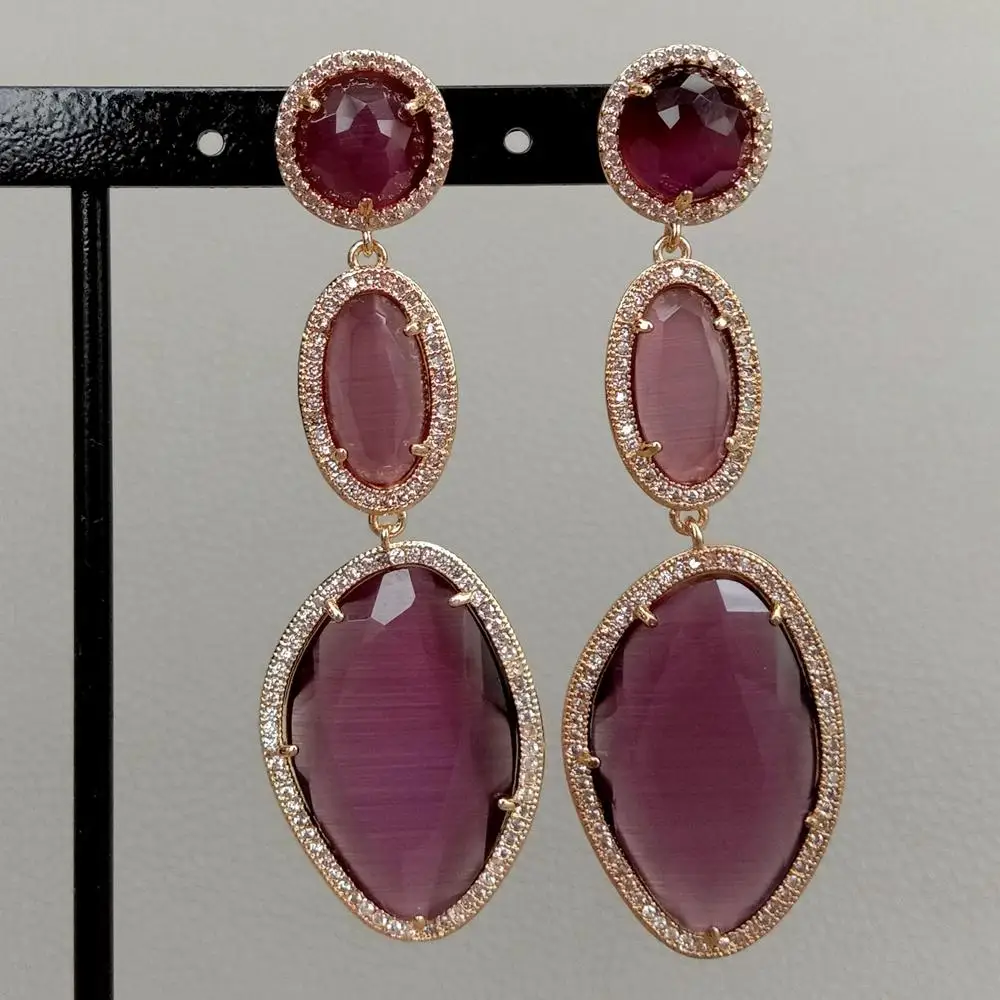 Фиолетовые серьги-гвоздики с кошачьим глазом и фианитами желтого золота