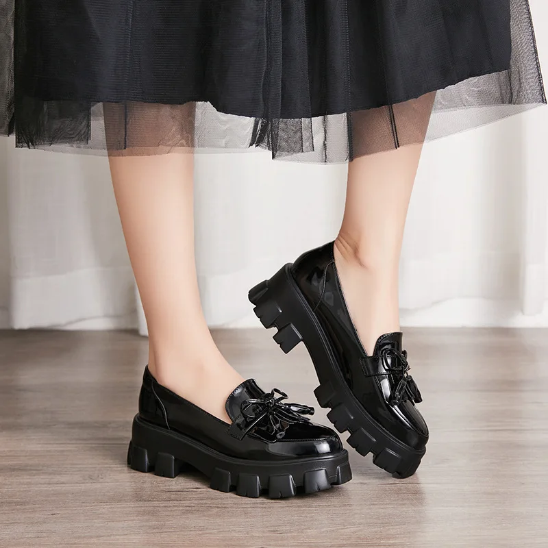 

Famous Designer Bowtie Platform Shoes Woman Round Toe Tassel Fringe Creepers Women Japanned Leather Muffins Brogues Woman 2021