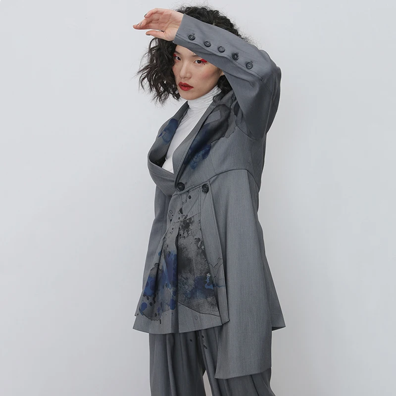 Женский ассиметричный пиджак EAM серый плиссированный свободного кроя с отложным