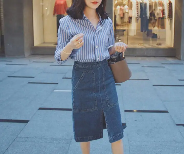 Женский летний костюм из жилета на бретельках и асимметричного джинсового