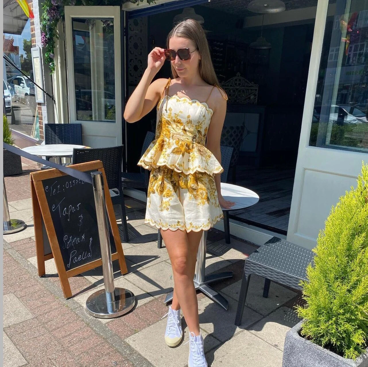 

2021 New Temperament Elegant Fashion Cotton Suspender Top+ Shoulder Strap Embroidery Scalloped Suspender+floral Linen Shorts
