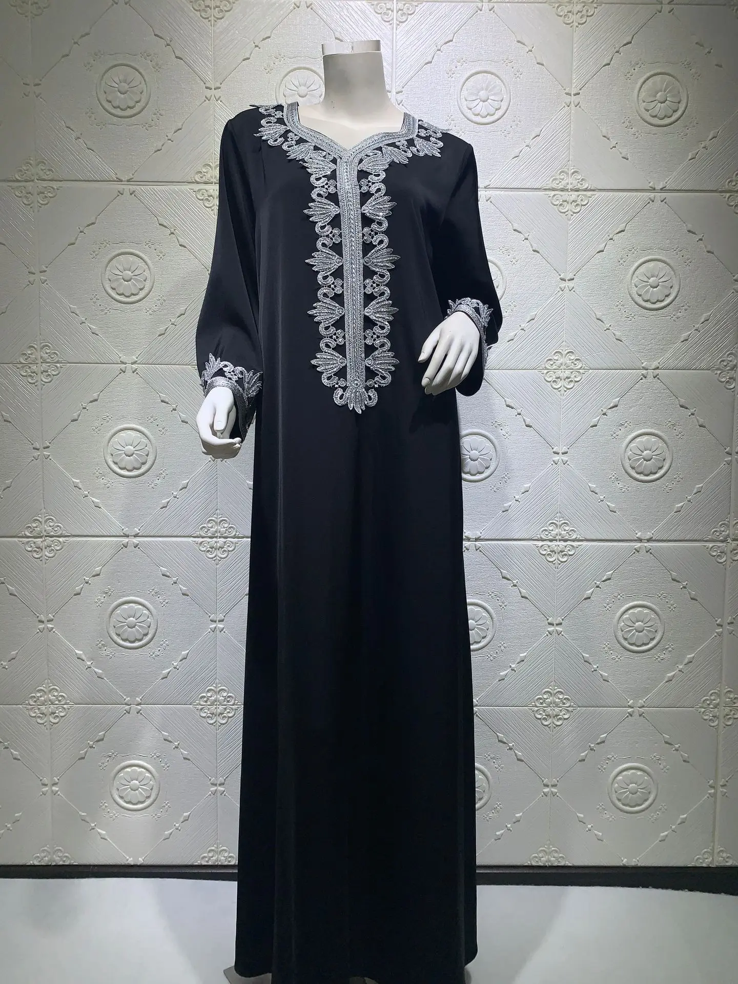 

WEPBEL Muslim Arab Long Sleeve V-neck Lace-up Loose Dress Dubai Embroidery Stitching Lace Robe