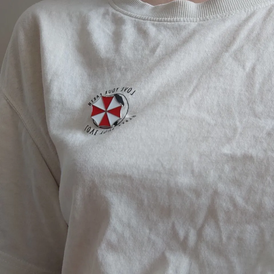 Брошь bioазаз булавка Alice Umbrella Corporation эмалированный Логотип красного и белого