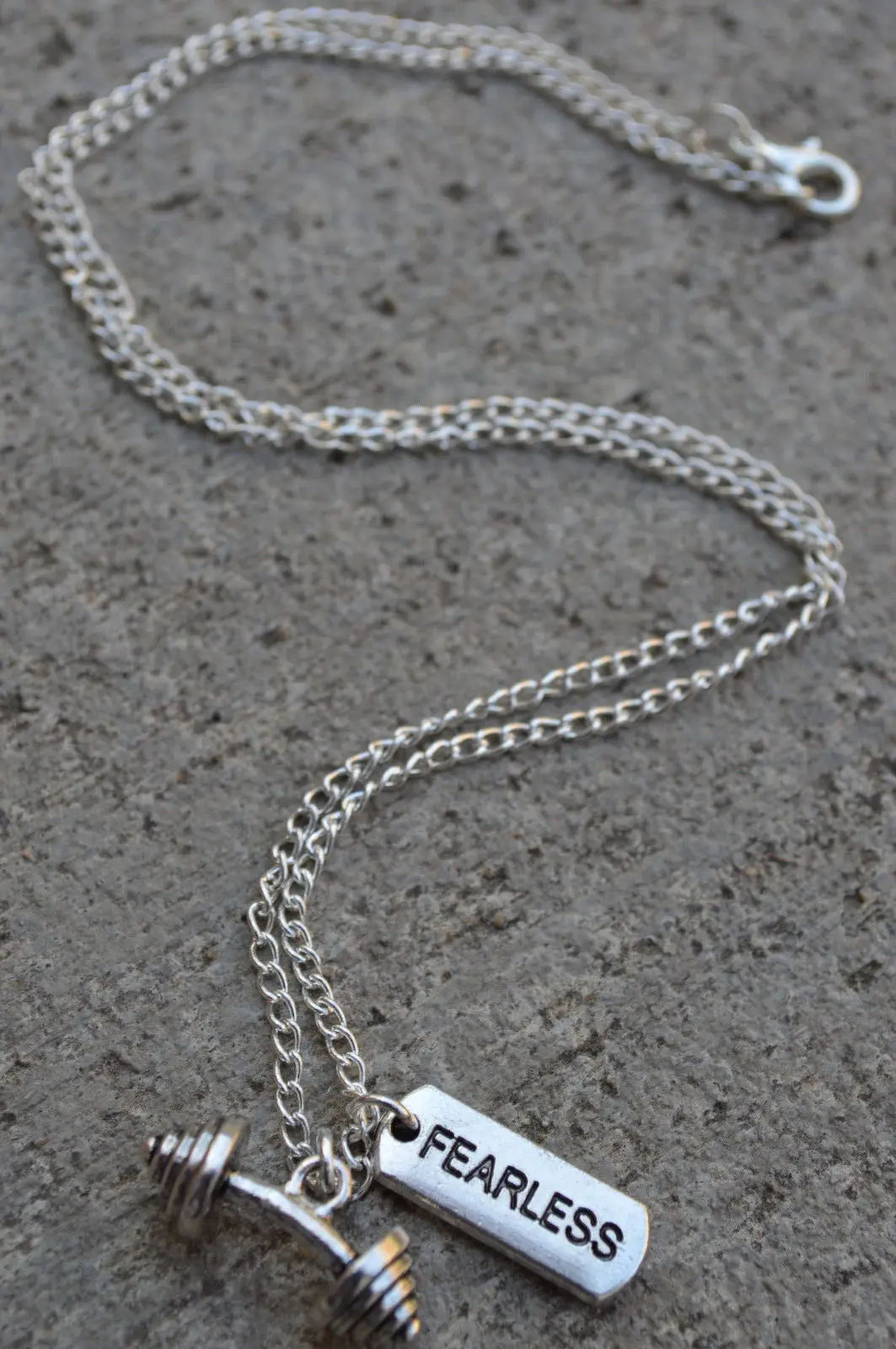 Горячее предложение гантели штанги бесстрашный буквенный ярлык Шарм ожерелье