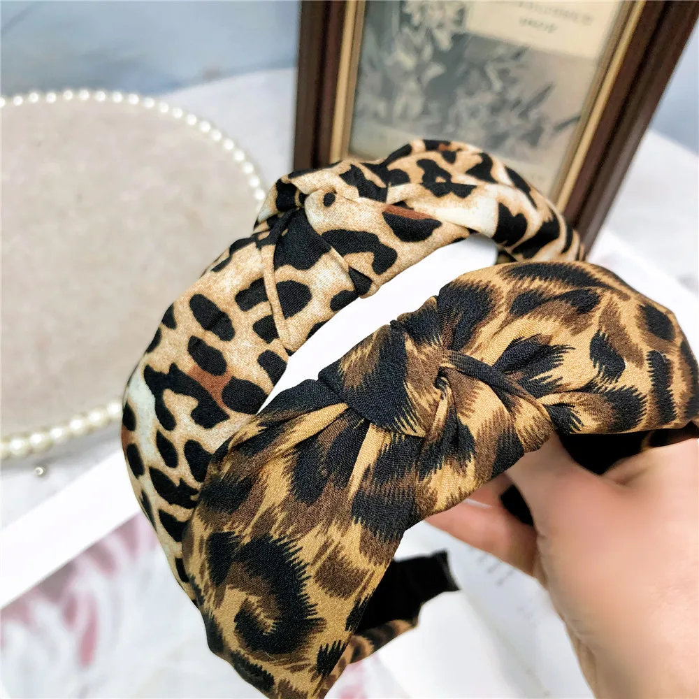 Женская повязка на голову с леопардовым принтом широкая поперечным узлом для