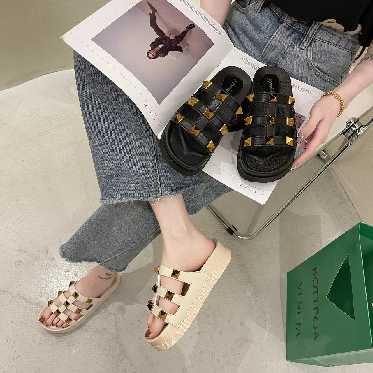 

VMTI 2021 New Metal Rivet Round Head Hollow Sandals Thick Bottom Open-Toe One-Way Beach Slippers Women