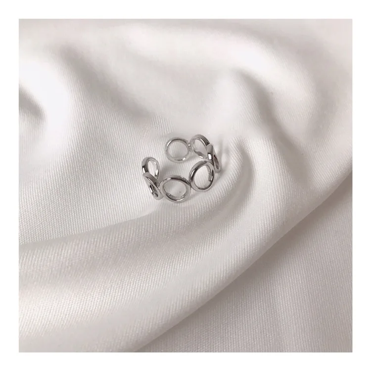 Женское кольцо серебряного цвета с круглой цепочкой|Обручальные кольца| |