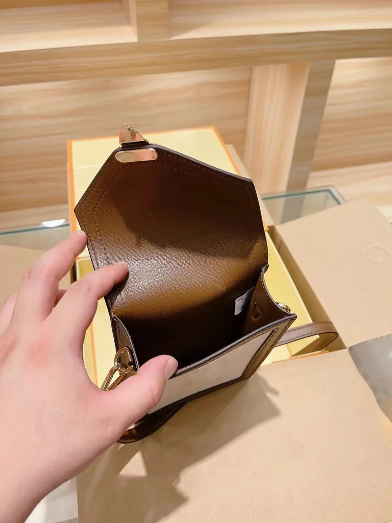 

100828 2021New women's classic eternal mobile phone bag Single shoulder slant span bag