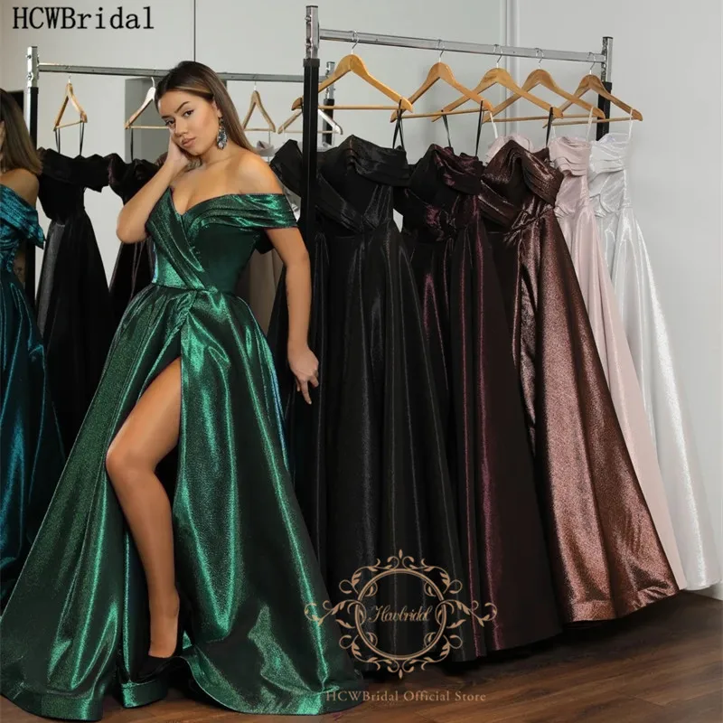 Блестящее зеленое искусственное платье с разрезом и открытыми плечами