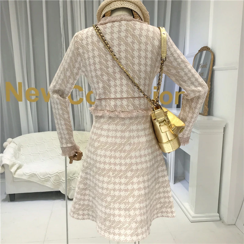 Женское трикотажное платье с V-образным вырезом длинным рукавом и кисточками -