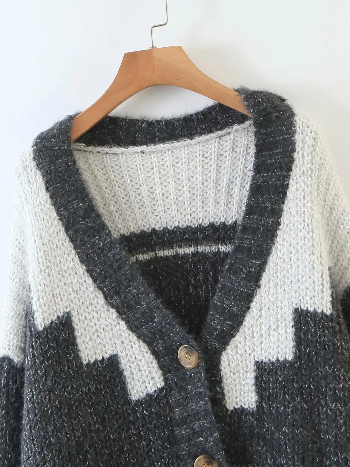 Женский жаккардовый свитер с карманами v-образным вырезом и длинным рукавом