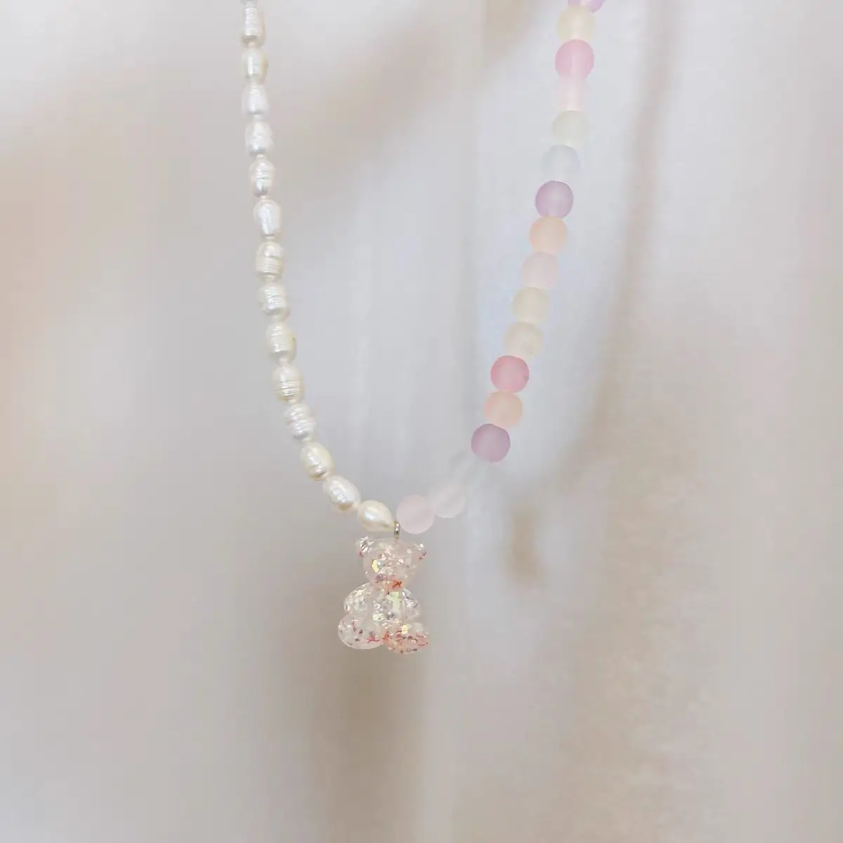 Простое Ins Трендовое ожерелье с имитацией жемчуга и медведем из смолы холодный