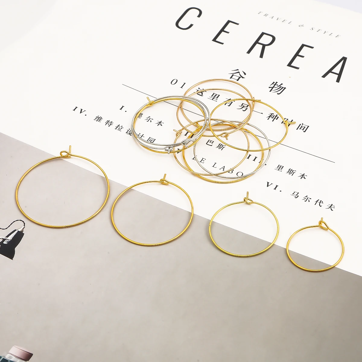 Серьги-кольца женские с металлической проволокой кольца бусинами