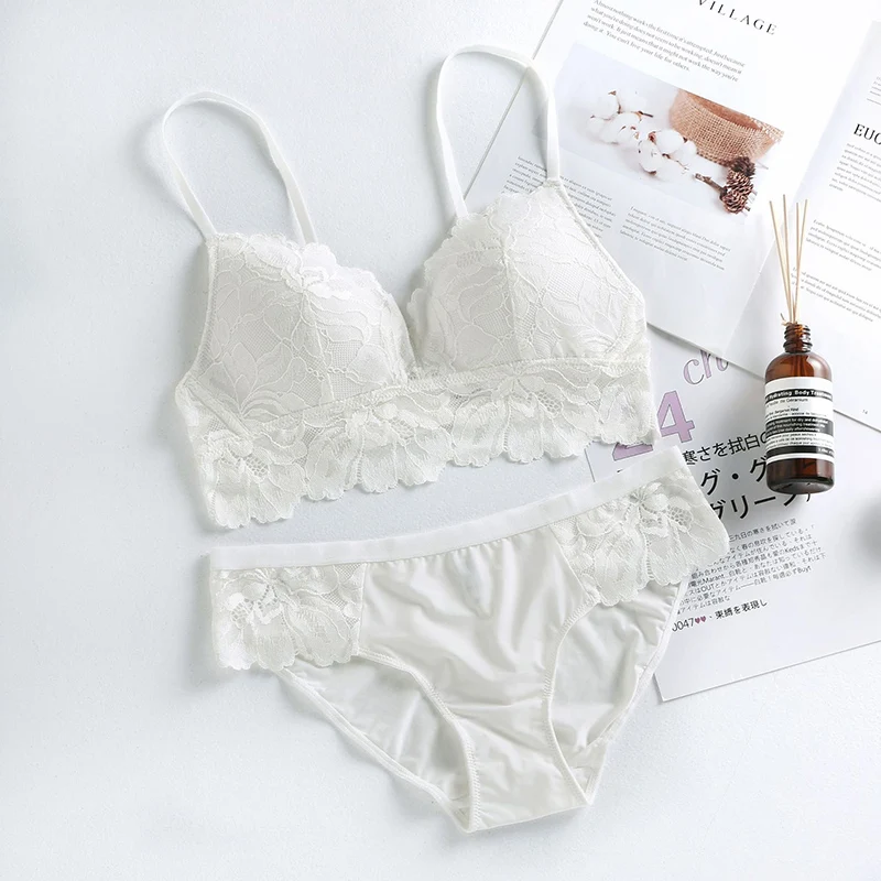 Комплект с мягким тонким кружевным бюстгальтером и трусиками комплект
