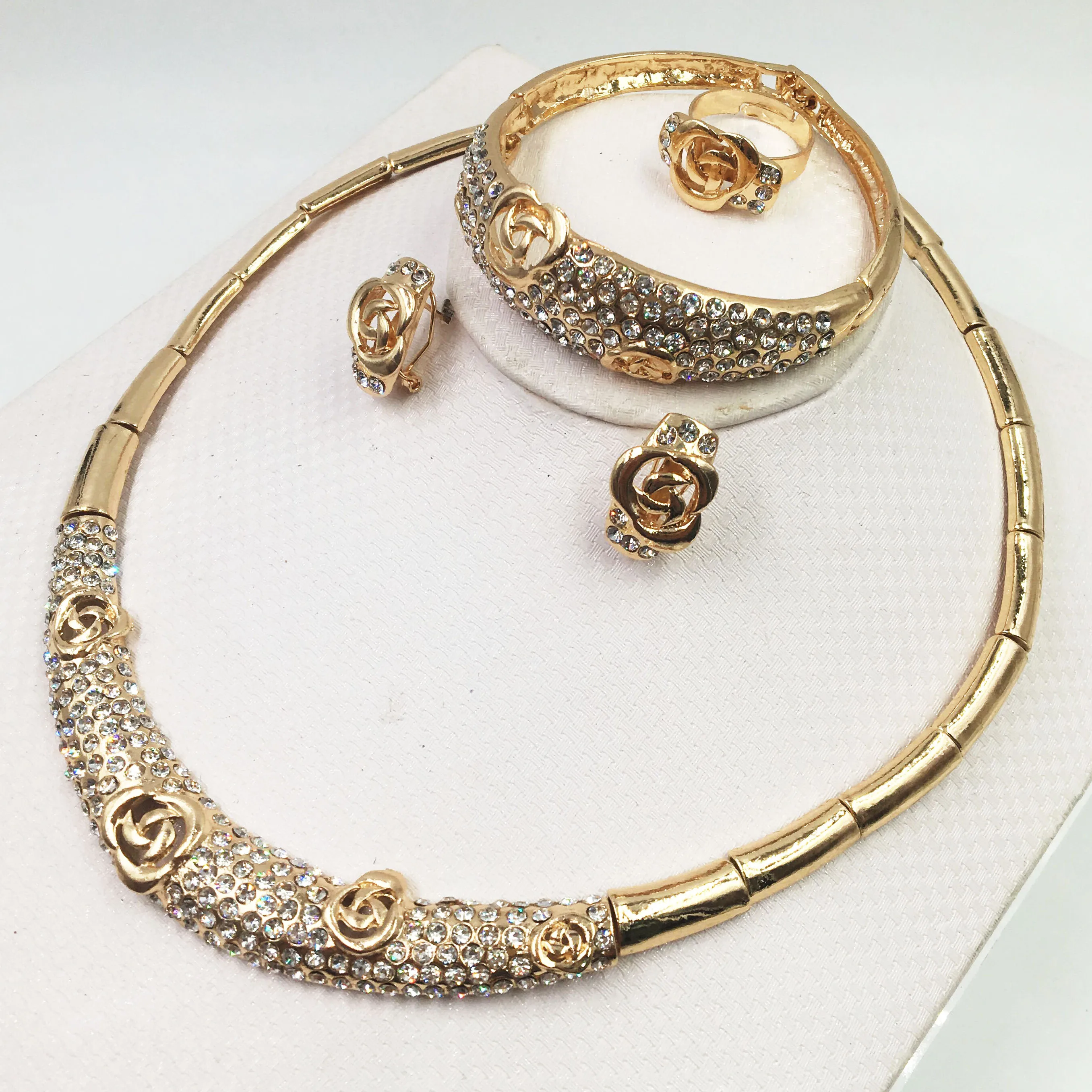 Комплект ювелирных изделий для женщин золотое ожерелье и серьги золотого цвета |